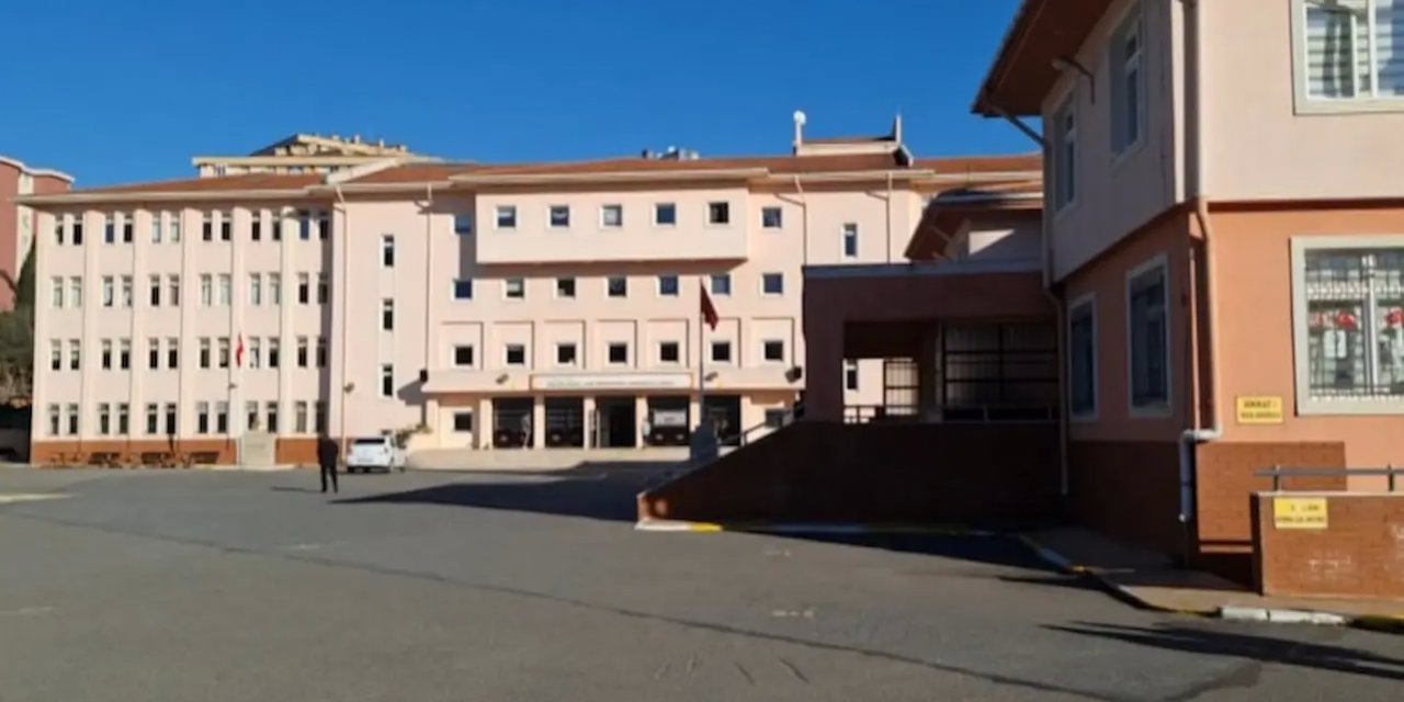 Pendik'te Lise Öğrencisi Üzerine Şok Bıçaklı Saldırı: Genç Kızın Hayatta Kalma Mücadelesi