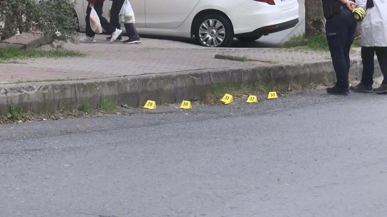 İstanbul Sultangazi'de Gündüz Vakti Çıkan Silahlı Çatışmada 15 Yaşındaki Genç Kız Ağır Yaralandı