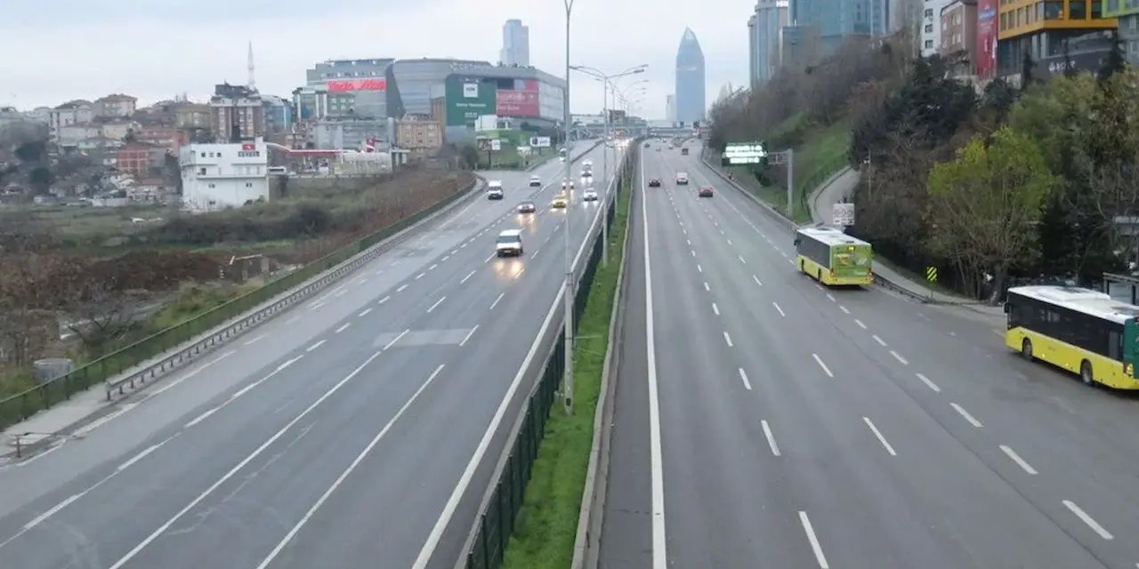 2024 Yılının İlk Gününde Şehrin Boş Sokakları