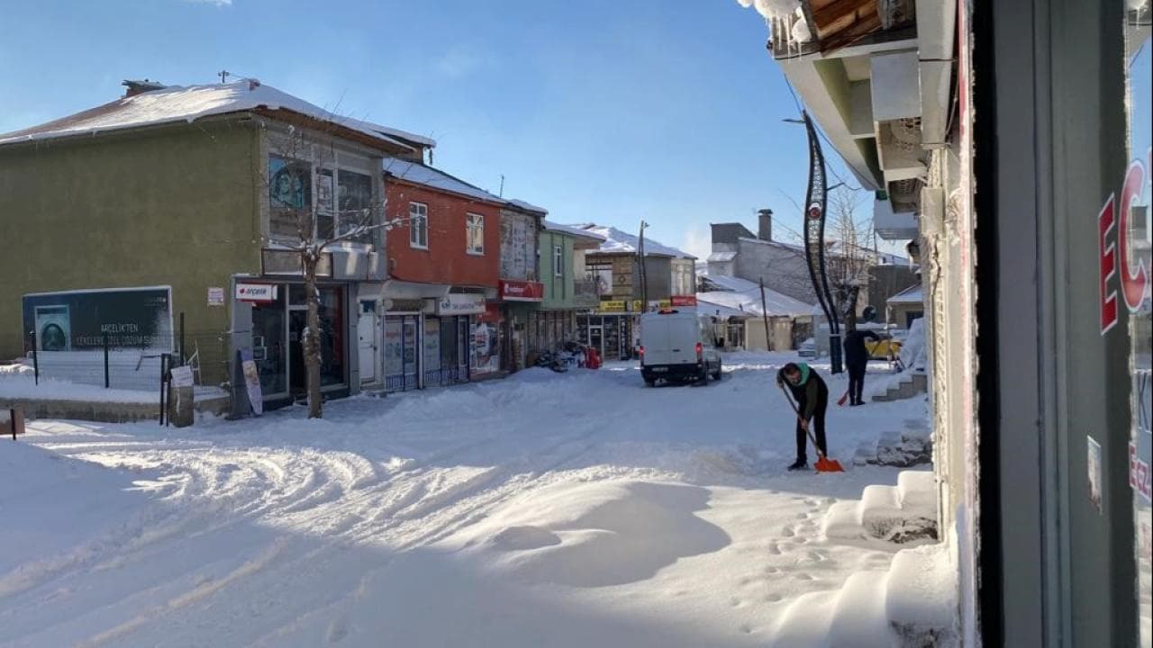 Yoğun Kar Yağışı Başladı ve 40 köy yolu kapandı!