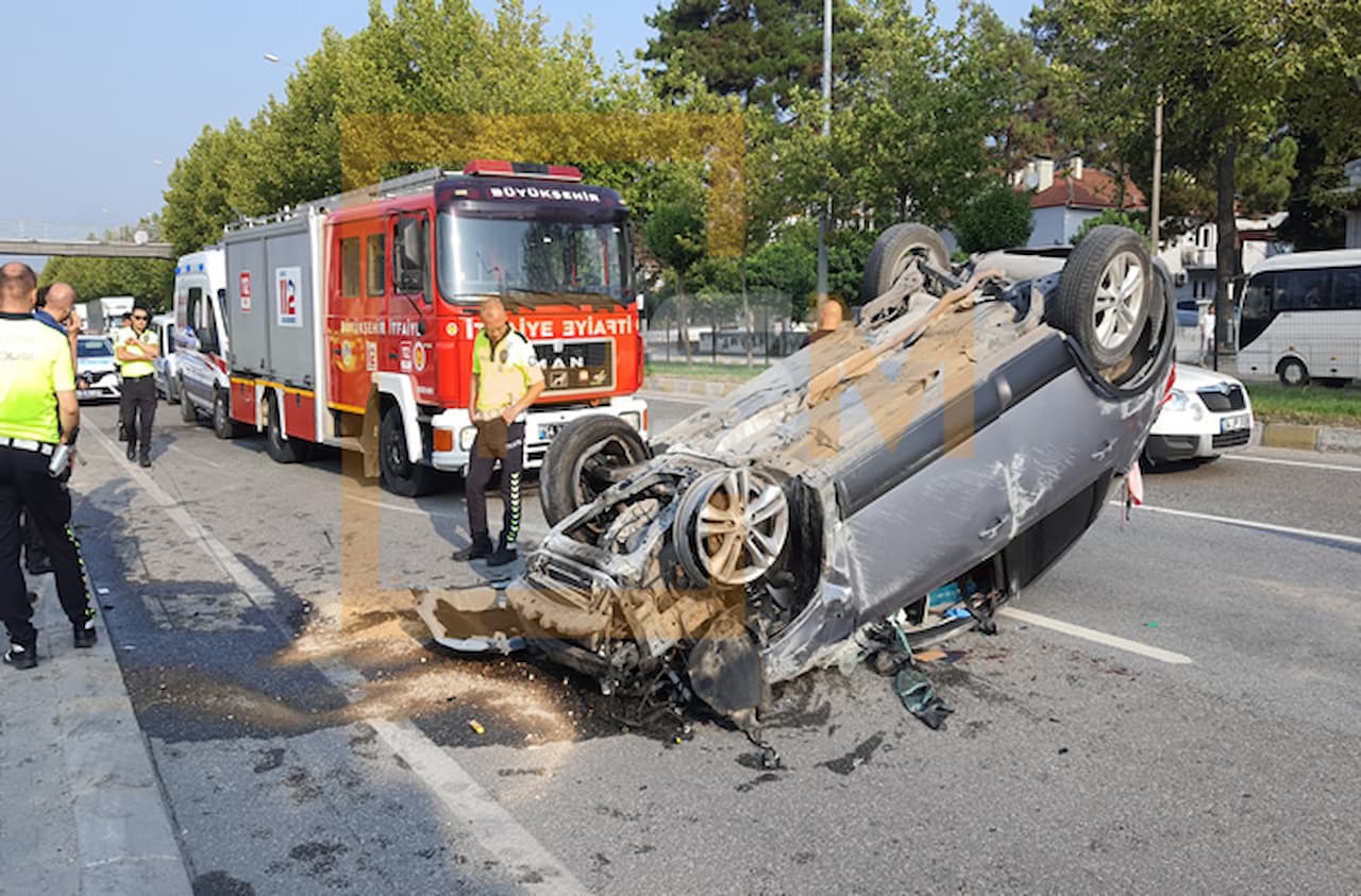 Sakarya Pamukova'da Kontrolden Çıkan Lüks Otomobilin Kaza Anı: 3 Yaralı