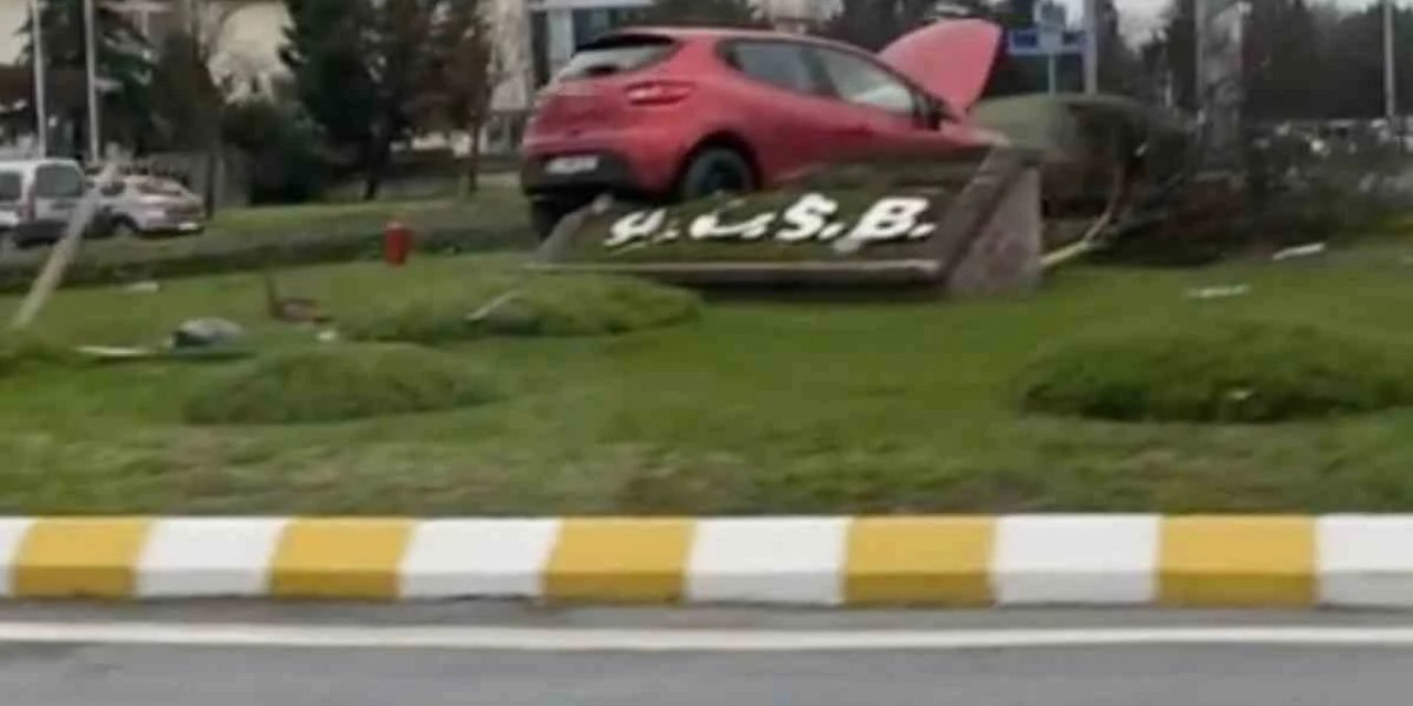 Tekirdağ'da Trafik Kazası Kamyonetle Çarpışan Otomobil Kavşakta Havalandı