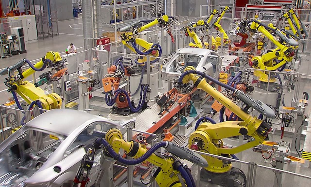 Üç Büyük Otomobil Üreticisi Çalkantılı 2023'ün Ardından Toparlandı