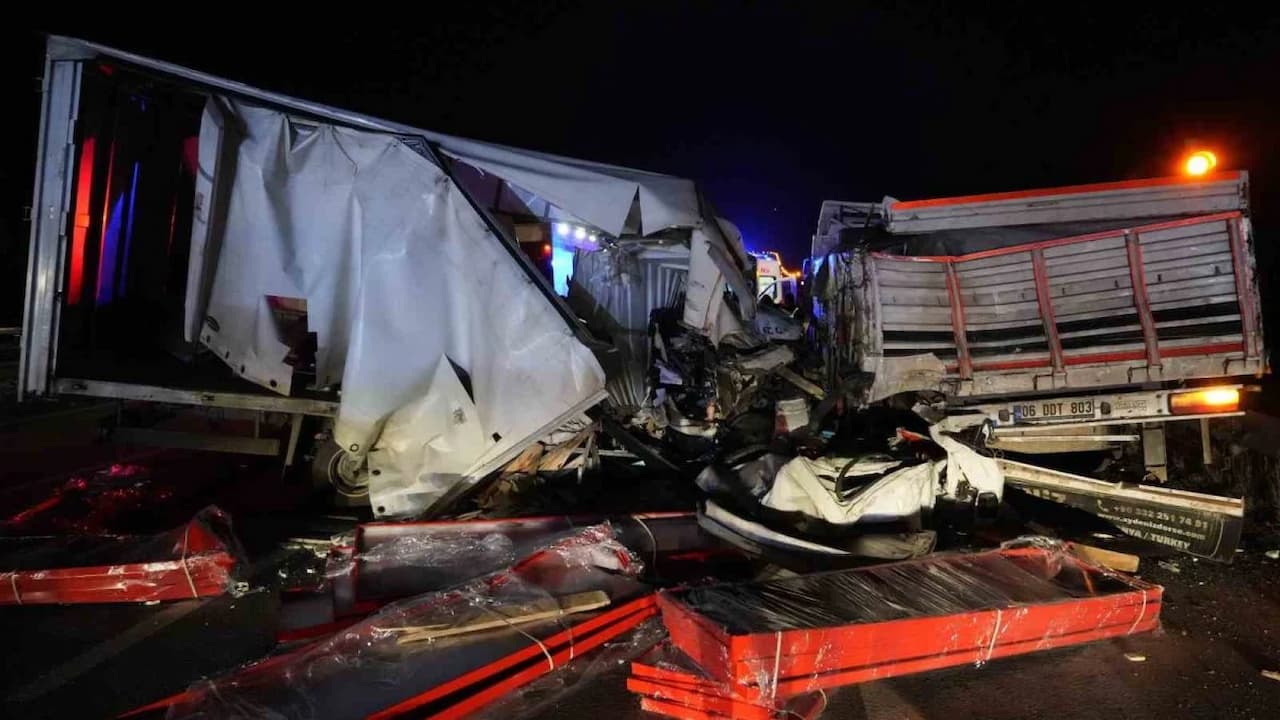 Bolu'da TIR ve Kamyonetin Çarpışması: Anadolu Otoyolu'nda Trafiği Felç Eden Kaza