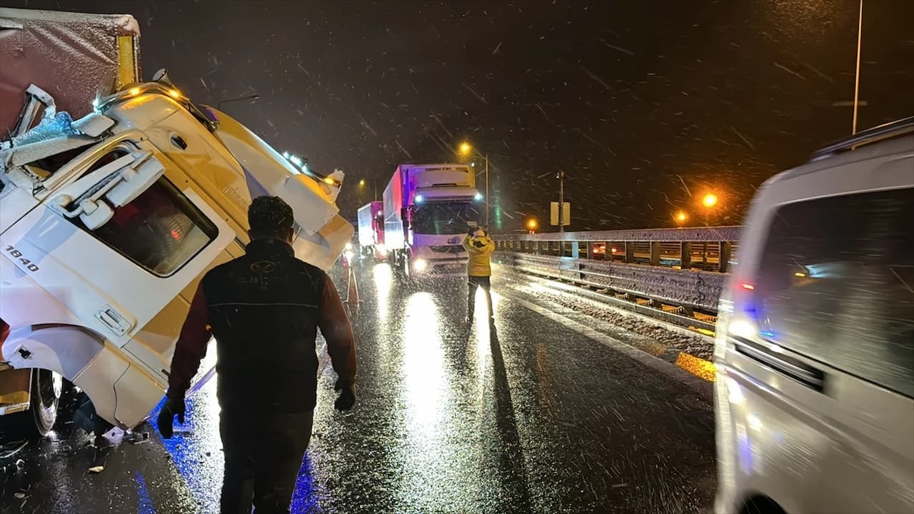 Tır Çarpışması Sonucu Ankara Yolunda Ulaşım Aksaklıklar Yaşanıyor!