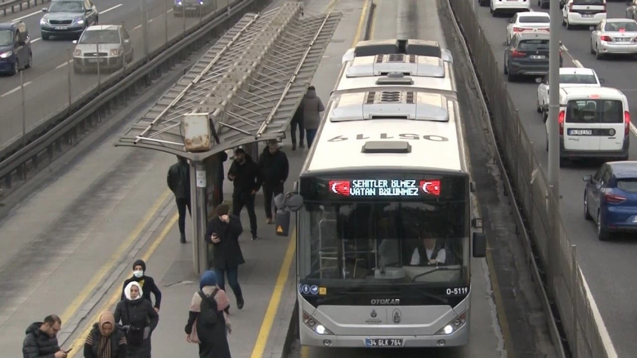 İstanbul'da Toplu Taşıma Araçlarına Yansıyan Vatan Sevgisi: "Şehitler Ölmez Vatan Bölünmez