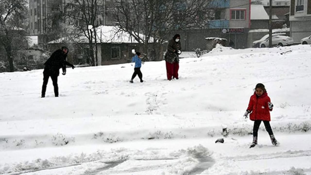 Yoğun Kar Yağışı Eğitimi Durduruyor: Hakkari, Giresun ve Artvin'de Okullar Bir Gün Tatil