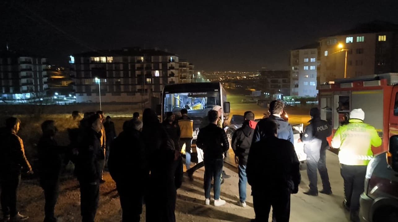Bursa'da Korkutan Kaza: Halk Otobüsü ve Otomobil Çarpıştı, 8 Kişi Yaralandı!
