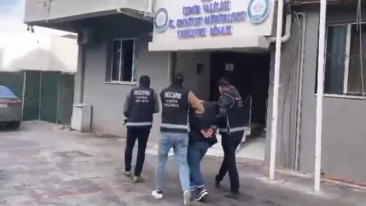 İzmir'de Büyük Av: Kırmızı Bültenle Aranan Uluslararası Suçlu Gözaltına Alındı!