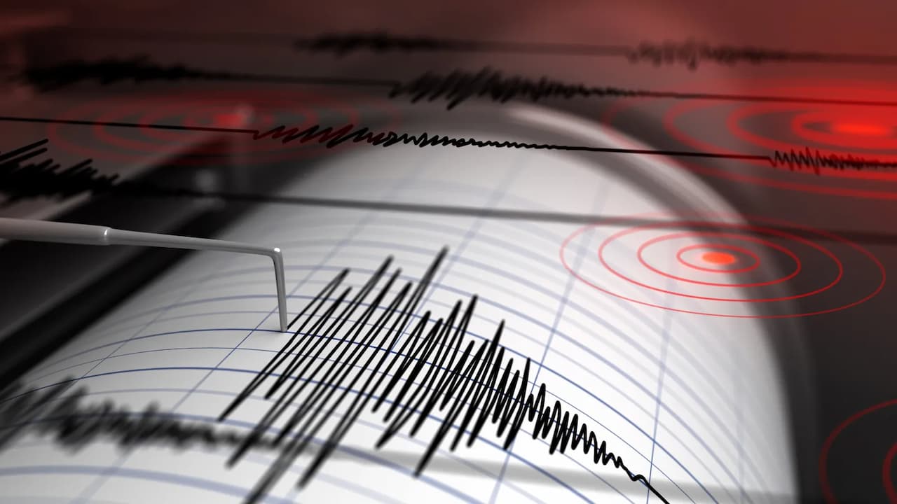 Sivas'ta Geceyi Sarsan 4.4 Büyüklüğünde Deprem: Panik Anları ve Valilikten Acil Durum Açıklaması!