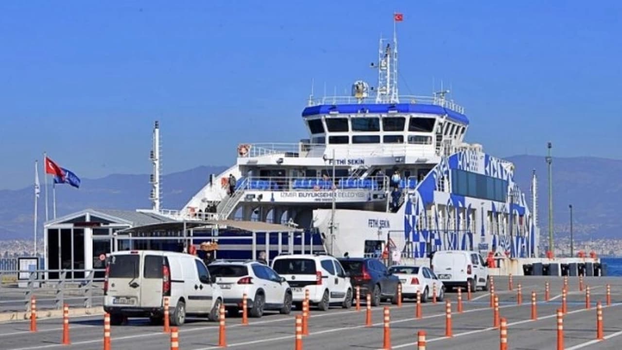 İzmir'de Şiddetli Rüzgarın Etkisiyle Arabalı Vapur Seferleri Durdu: Yolcular Ne Yapacak?
