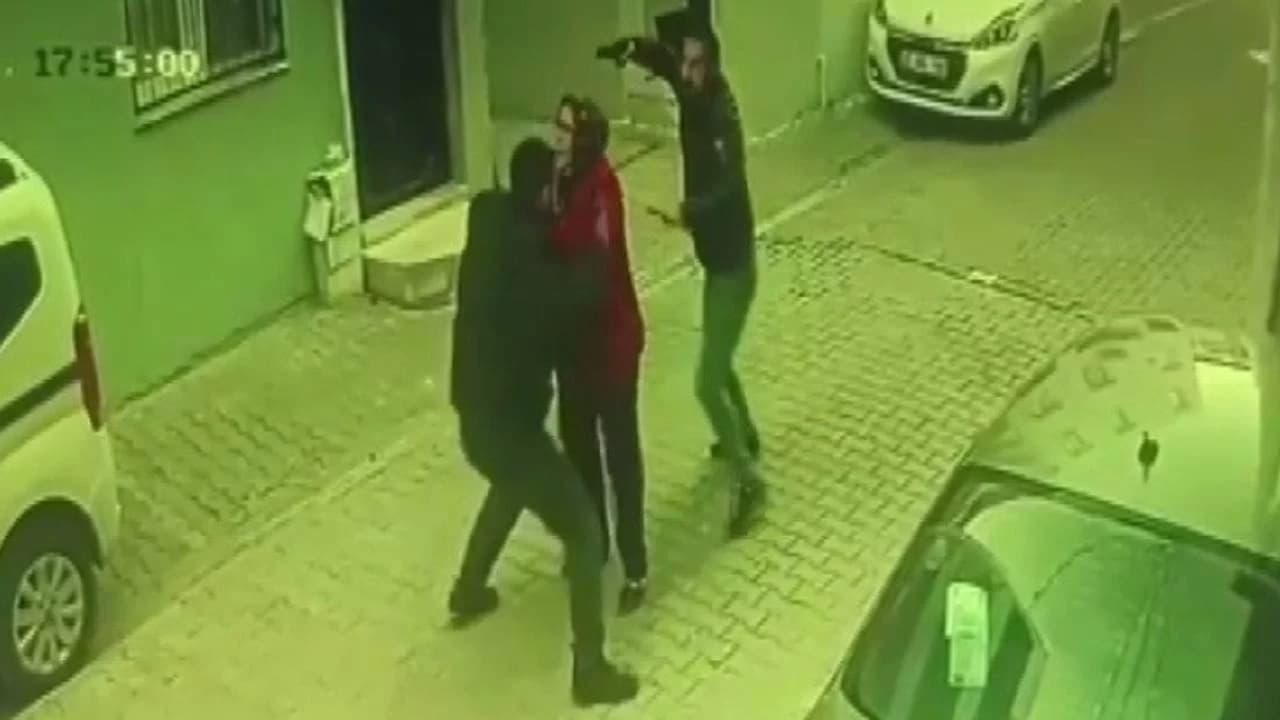 İzmir'de Silahlı Dehşet: Sokak Ortasında Kalkan Olarak Kullanılan Kadının Yaşam Mücadelesi
