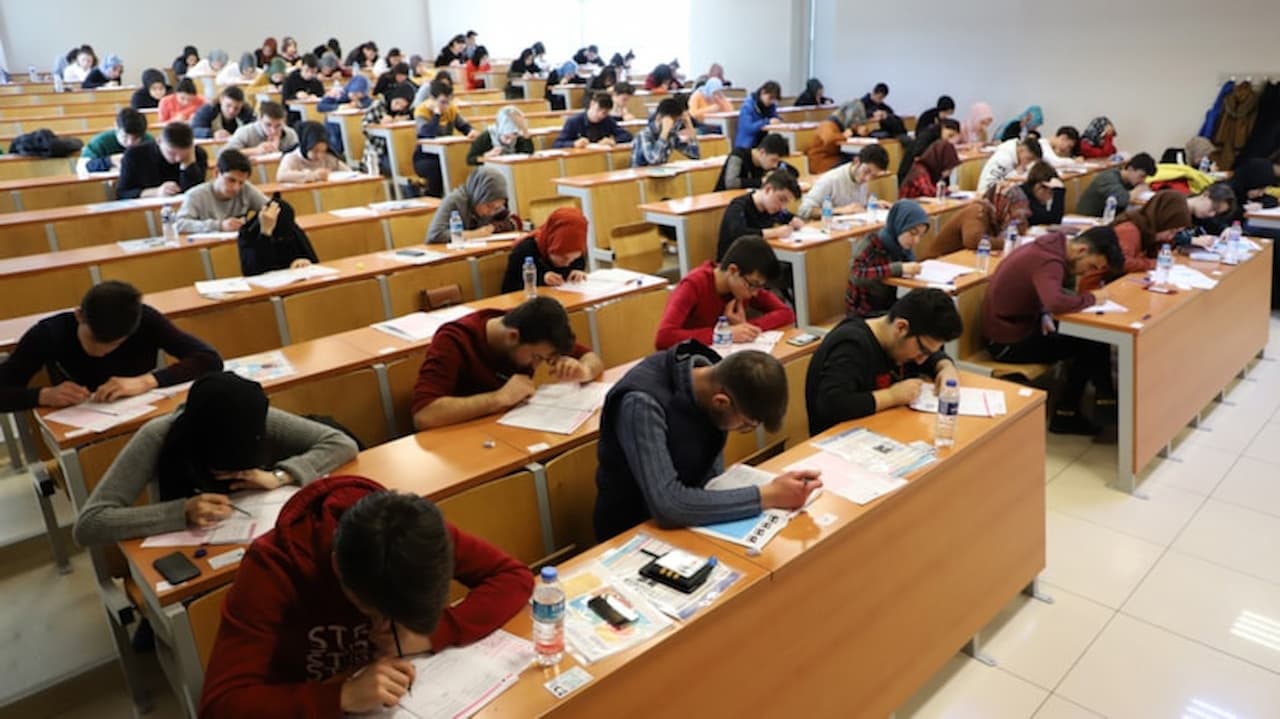 Eğitim Hayalleri Ekonomik Sıkıntılarla Sarsılıyor: Türkiye'deki Üniversite Öğrencileri Neden Terk Ediyor?