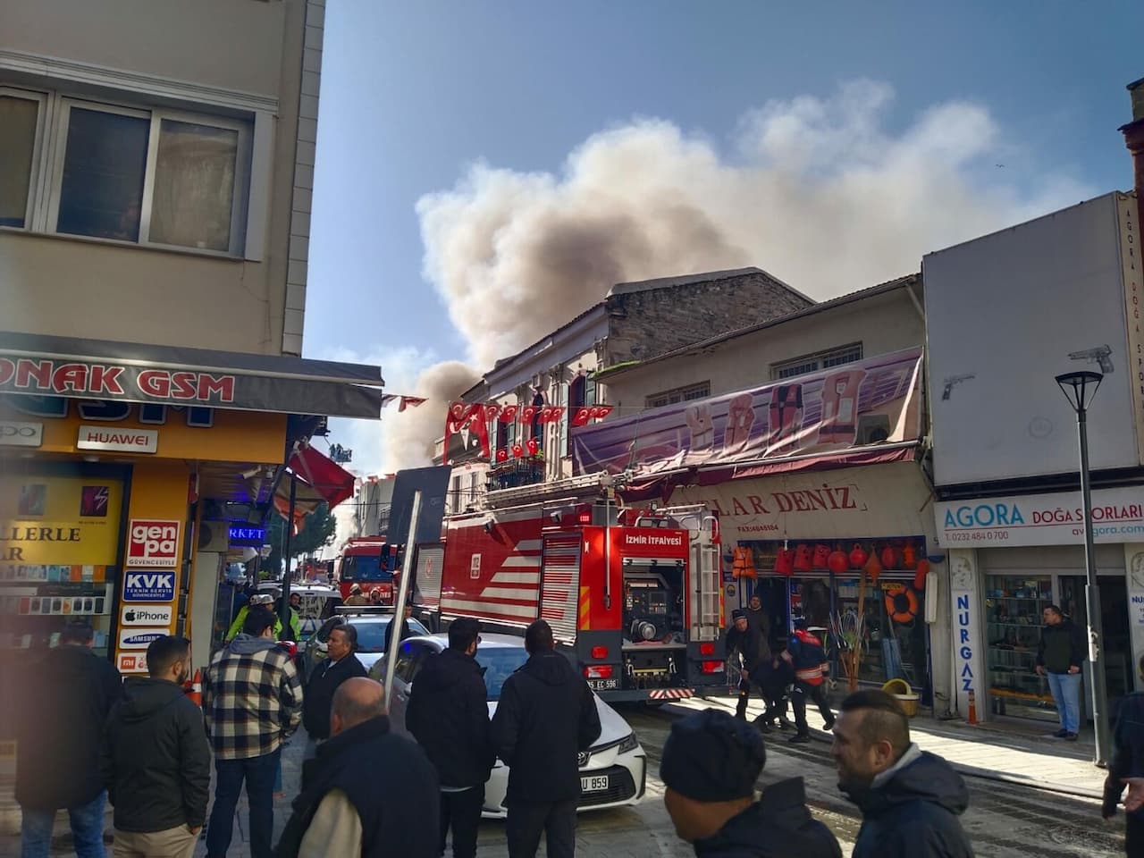 İzmir'in Tarihi Kalbinde Korkutan Alevler: Kemeraltı Çarşısında Yangın Paniği