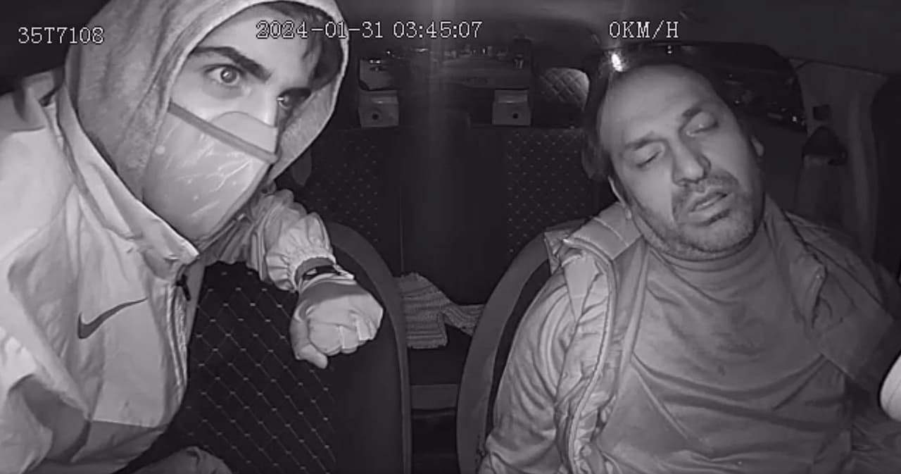 İzmir Gecesinde Dehşet: Maskeli Saldırgan Taksi Sürücüsünü Gasp Edip Ateş Açtı!