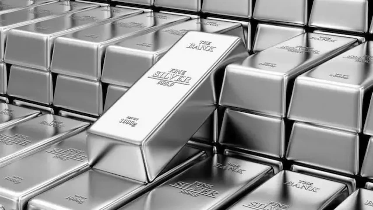 Gümüş Yükselişte: Yatırımcıların Yeni Gözdesi Altının Tahtını Sarsıyor!