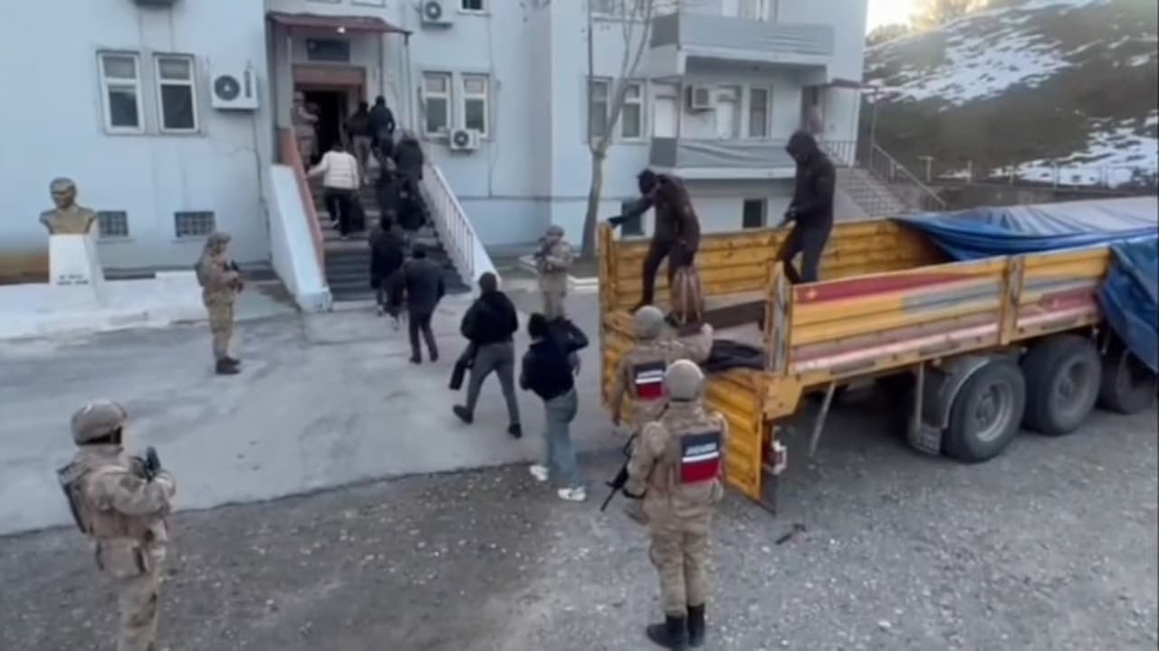 Bitlis'te Dramatik Operasyon: Kaçak Göçmenler ve Organizatörlerin Peşinde Bir Gece