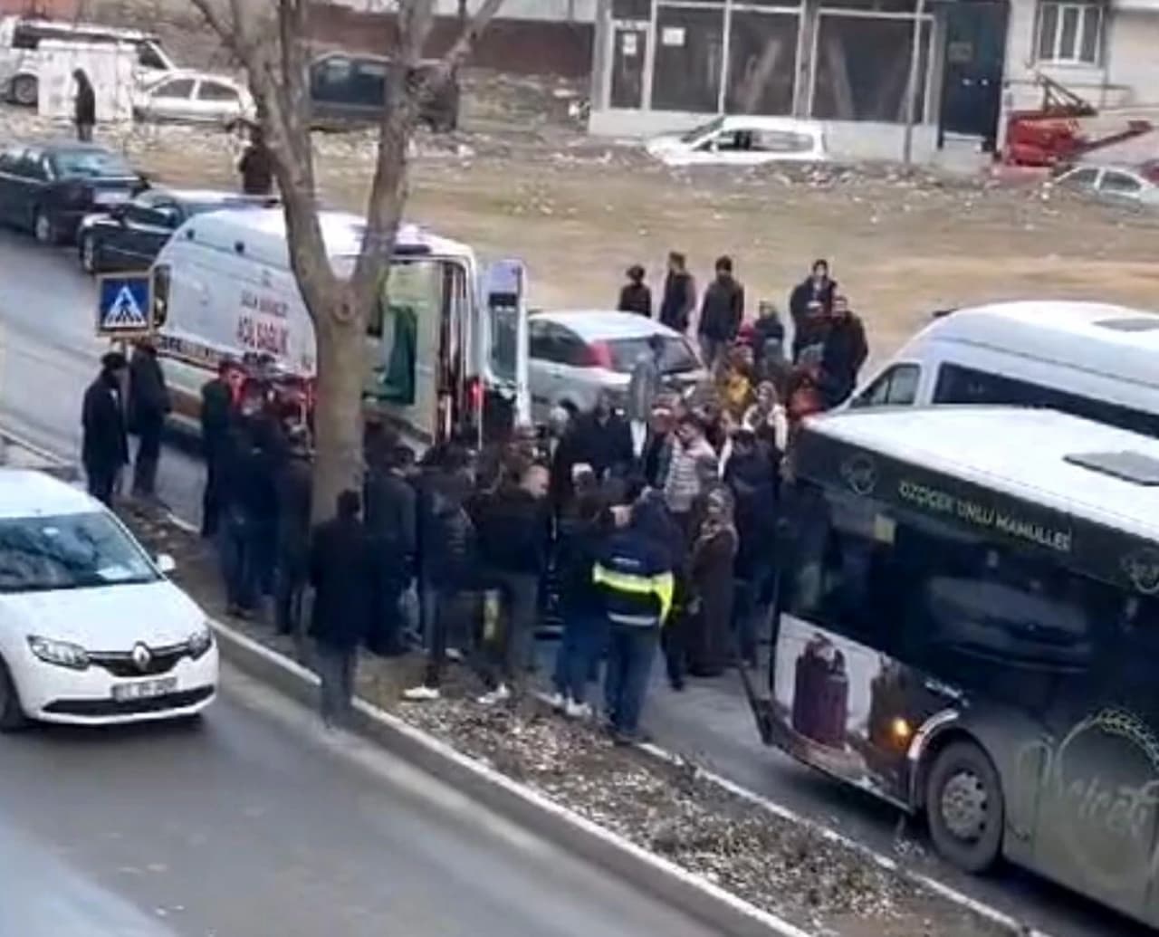 Elazığ'da Yürekleri Ağıza Getiren Trafik Kazası: 14 Yaşındaki Genç Hayatta Kalma Mücadelesi Veriyor!