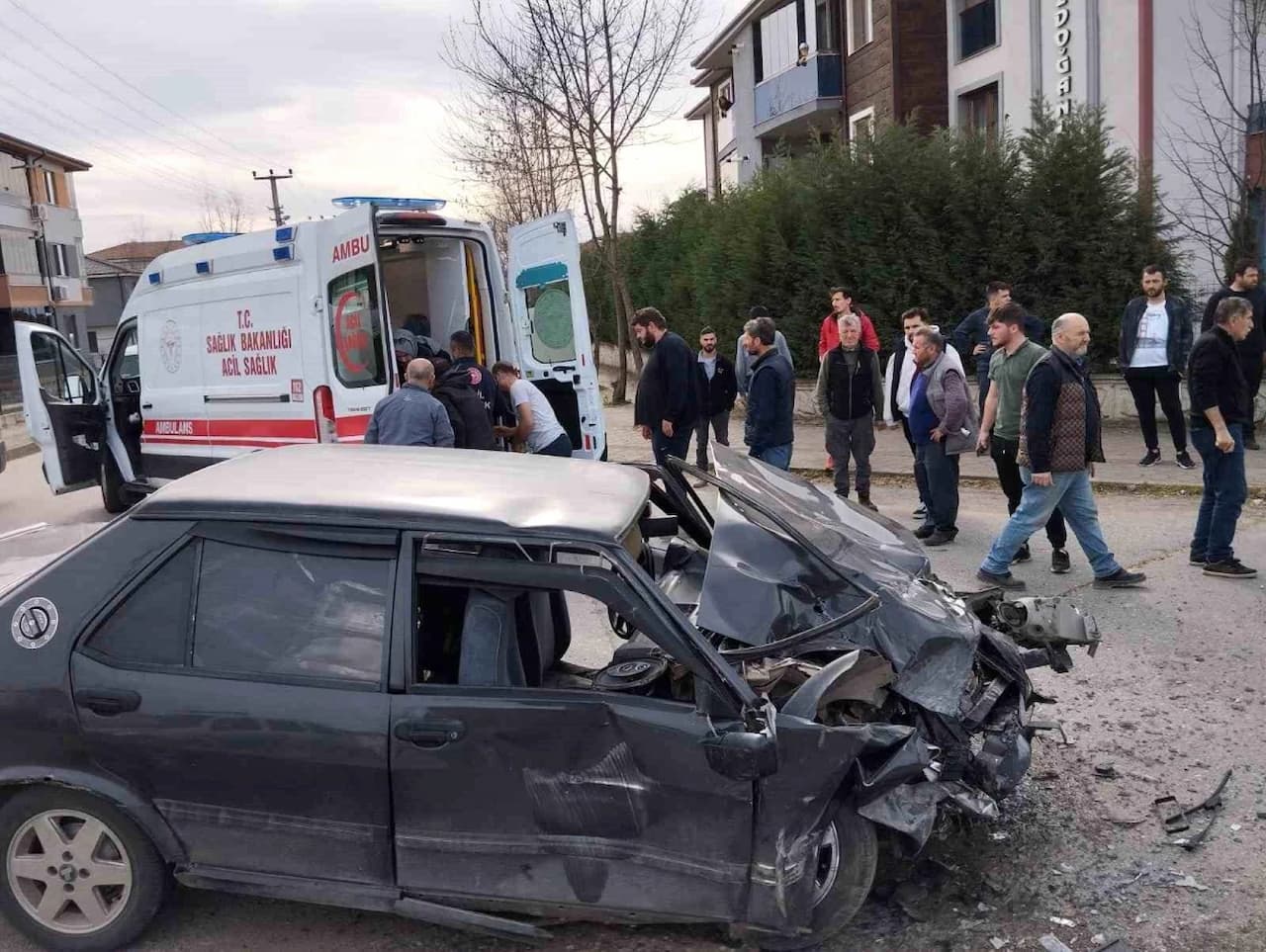 Sakarya'da Nefes Kesen Trafik Kazası: Tofaş ve Kamyon Çarpıştı, 1 Yaralı!
