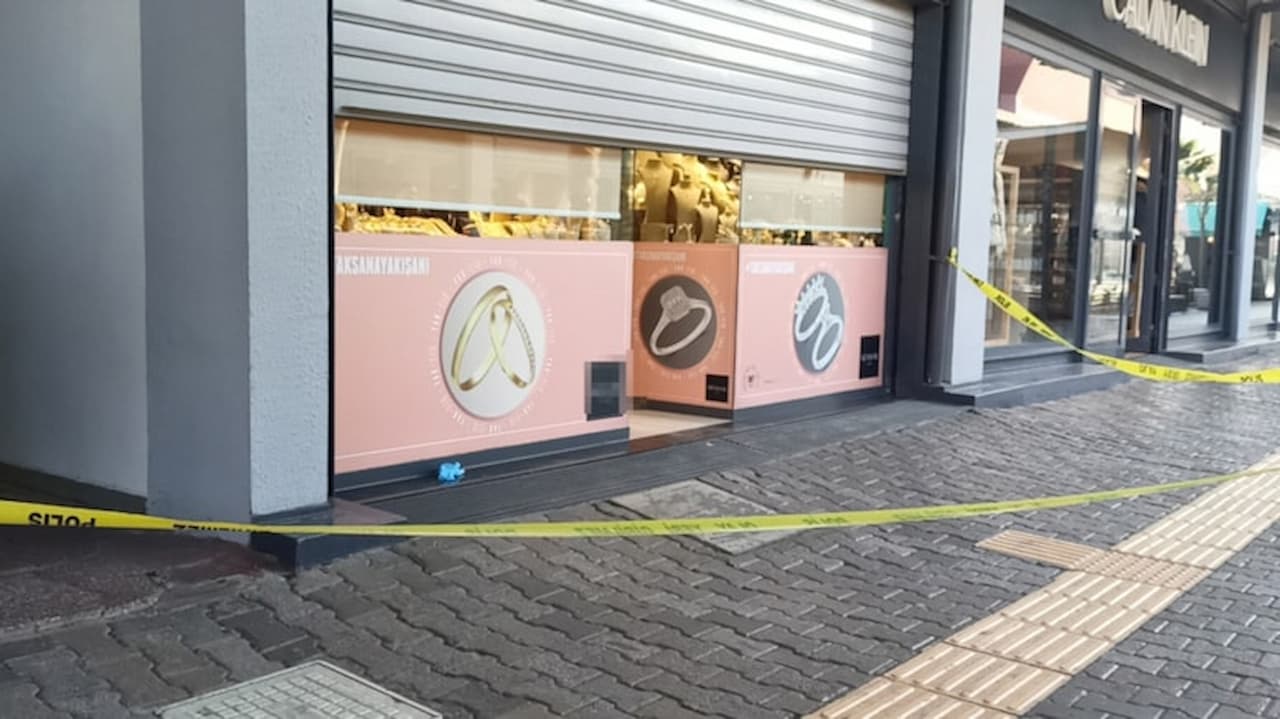 Kocaeli'de Nefes Kesen Soygun: Alışveriş Merkezi Kuyumcusundan Milyonluk Vurgun!