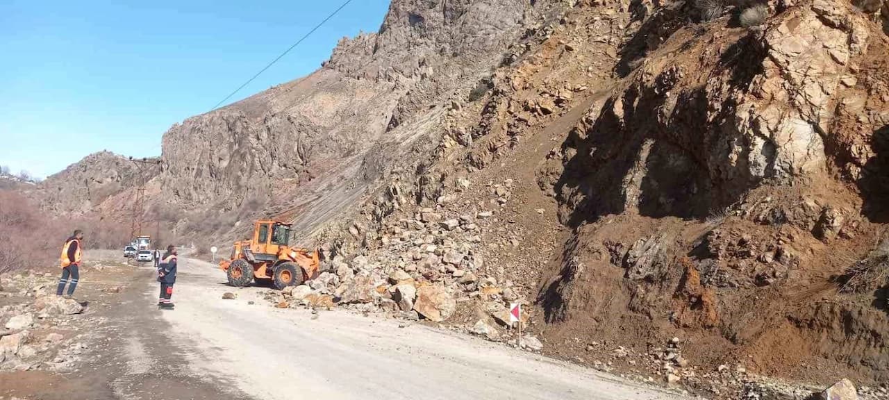 Tunceli-Erzincan Yolunda Beklenmedik Heyelan: Ulaşım Aksaklıkları ve Müdahale Çabaları