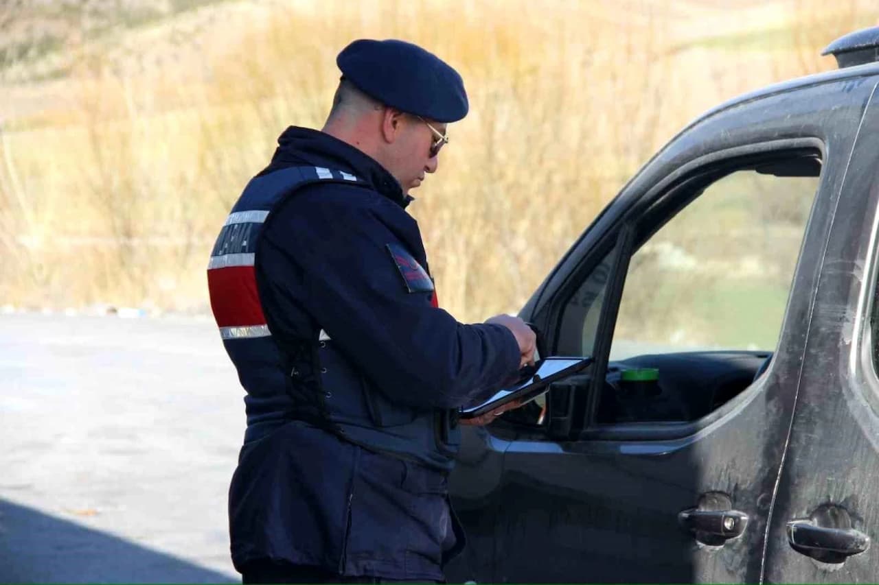 Göklerden Gözlem: Bolvadin'de Dron Destekli Trafik Denetimi Sürücüleri Dikkatli Olmaya Çağırıyor!