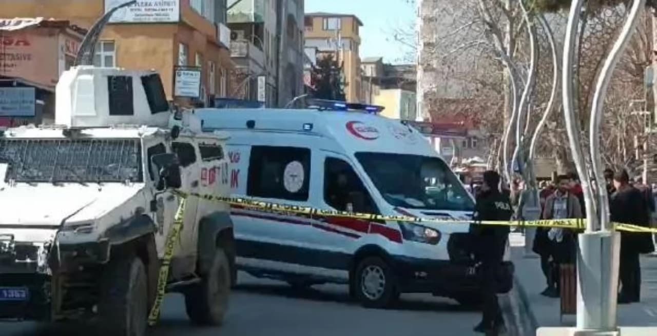 Silvan'da Dehşet Veren Silahlı Kavga: Kulüp Başkanı ve Yoldan Geçen 2 Kişi Yaralandı!
