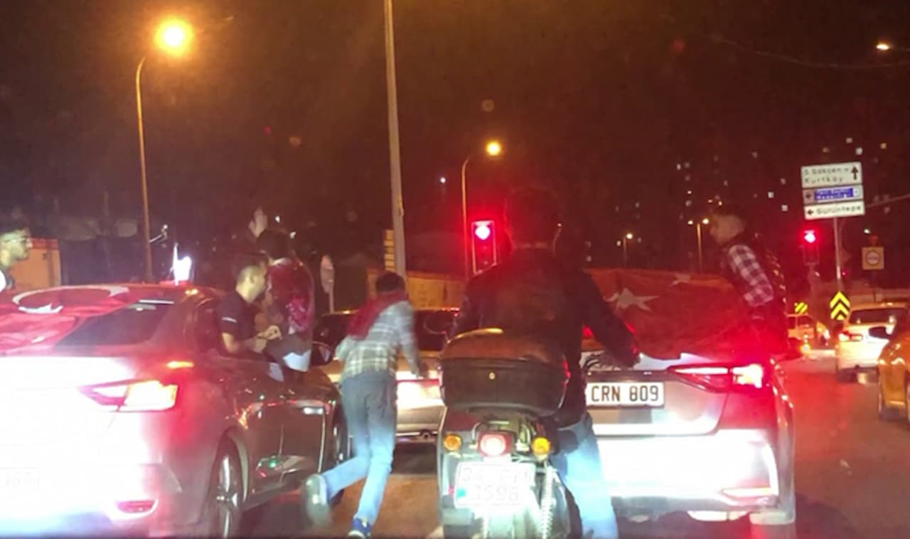 Pendik'te Şok Eden Görüntüler: Asker Eğlencesi Trafiği Felç Etti!