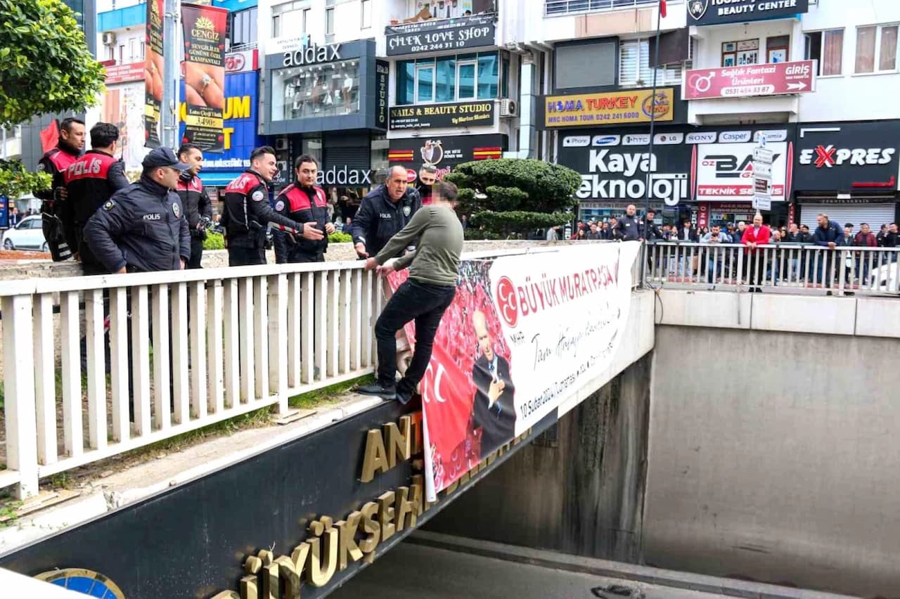 Antalya'da Alt Geçitte Ölümle Dans! Genç, Polislerin ve Yunusların Umut Operasyonuyla Kurtarıldı