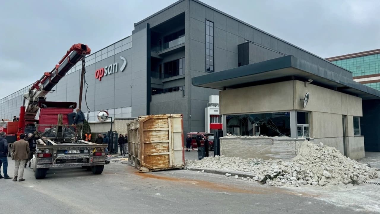 Fabrika Güvenlik Kulübesi Kamyon Dehşeti Yaşadı! 3 Yaralı!