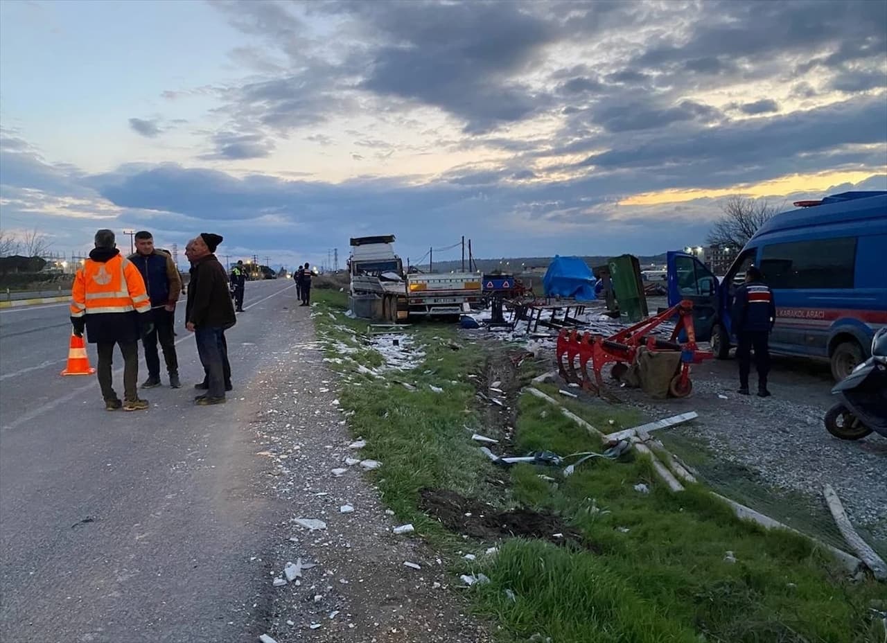 Ayvalık'ta Trafik Kazası: Mermer Yüklü Tır Servis Minibüsüne Çarptı, 9 Yaralı!