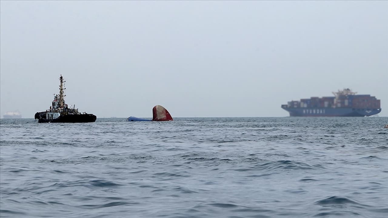 69 metrelik bu devasa gemi Marmara'nın serin sularına gömüldü!