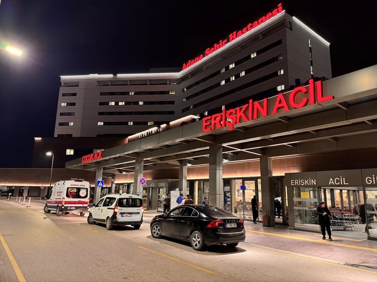 Adana Yüreğir'de Gençler Arası Kavga: 17 Yaşındaki Genç Ağır Yaralı