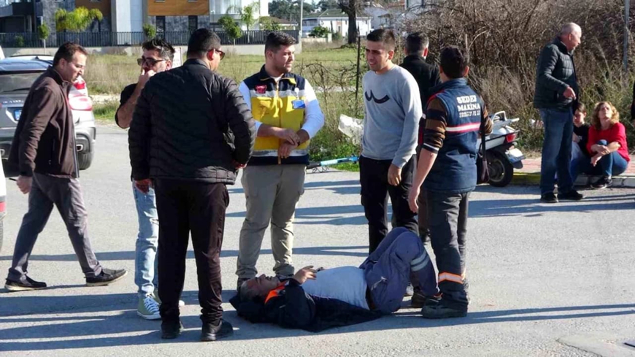 Manavgat'ta Motosiklet ve Otomobil Çarpıştı: İki Yaralı!