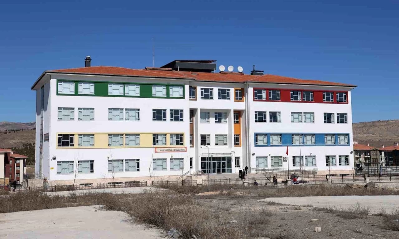 Elazığ'da Lise Öğrencileri Yedikleri Yemekten Zehirlendi: 12 Öğrenci Hastaneye Kaldırıldı