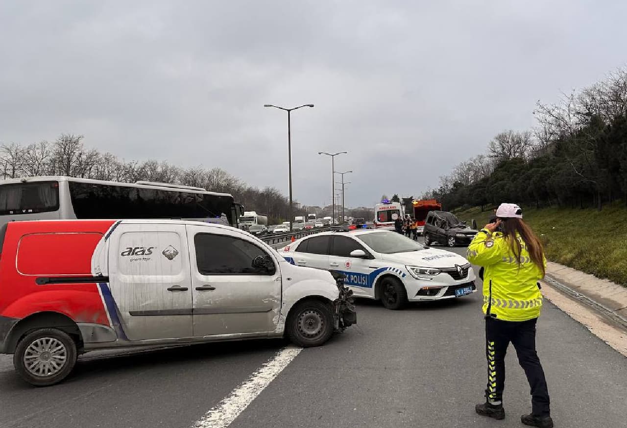 İstanbul Avcılar'da Üç Araçlık Zincirleme Trafik Kazası: 1 Ölü, 5 Yaralı