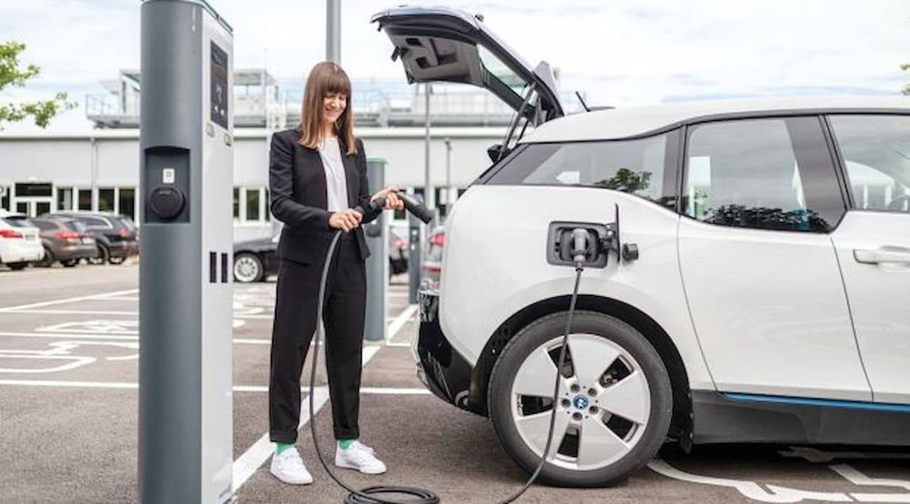 Elektrikli Araç Pazarında Yavaşlama: Fiyat İndirimleri Başlıyor!