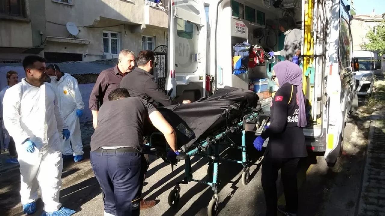 Erzurum'da Yürekleri Dağlayan Veda: Anne ve Kızı Son Yolculuğuna Uğurlandı