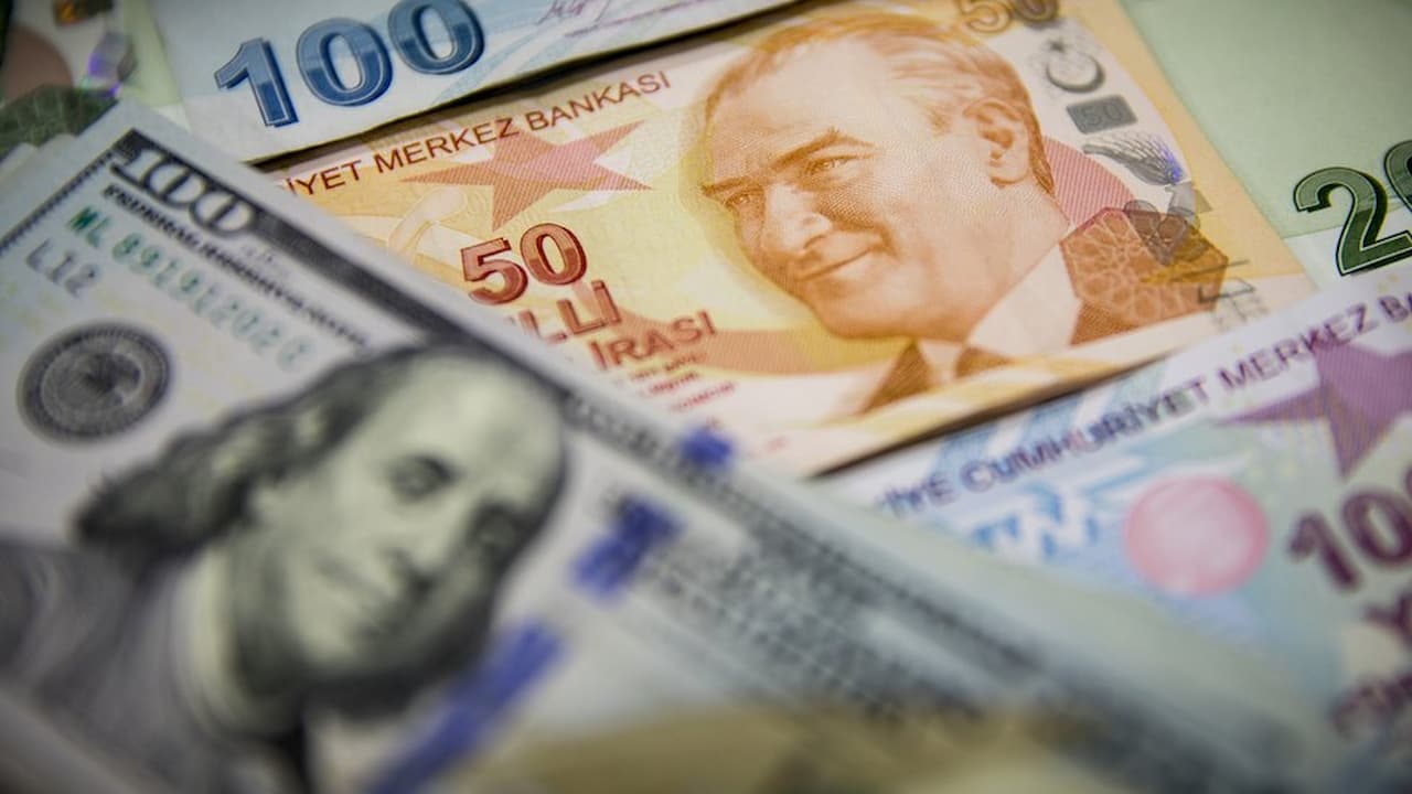 Türk Lirası'nda Değer Kaybı Hız Kesmiyor: Dolar/TL Kuru Yeni Zirvelere Ulaştı