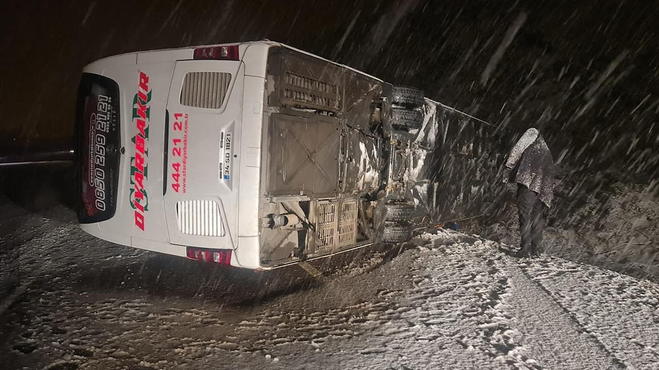 Bingöl-Karlıova Yolunda Kışın Kıskacında Kaza: 16 Yaralı