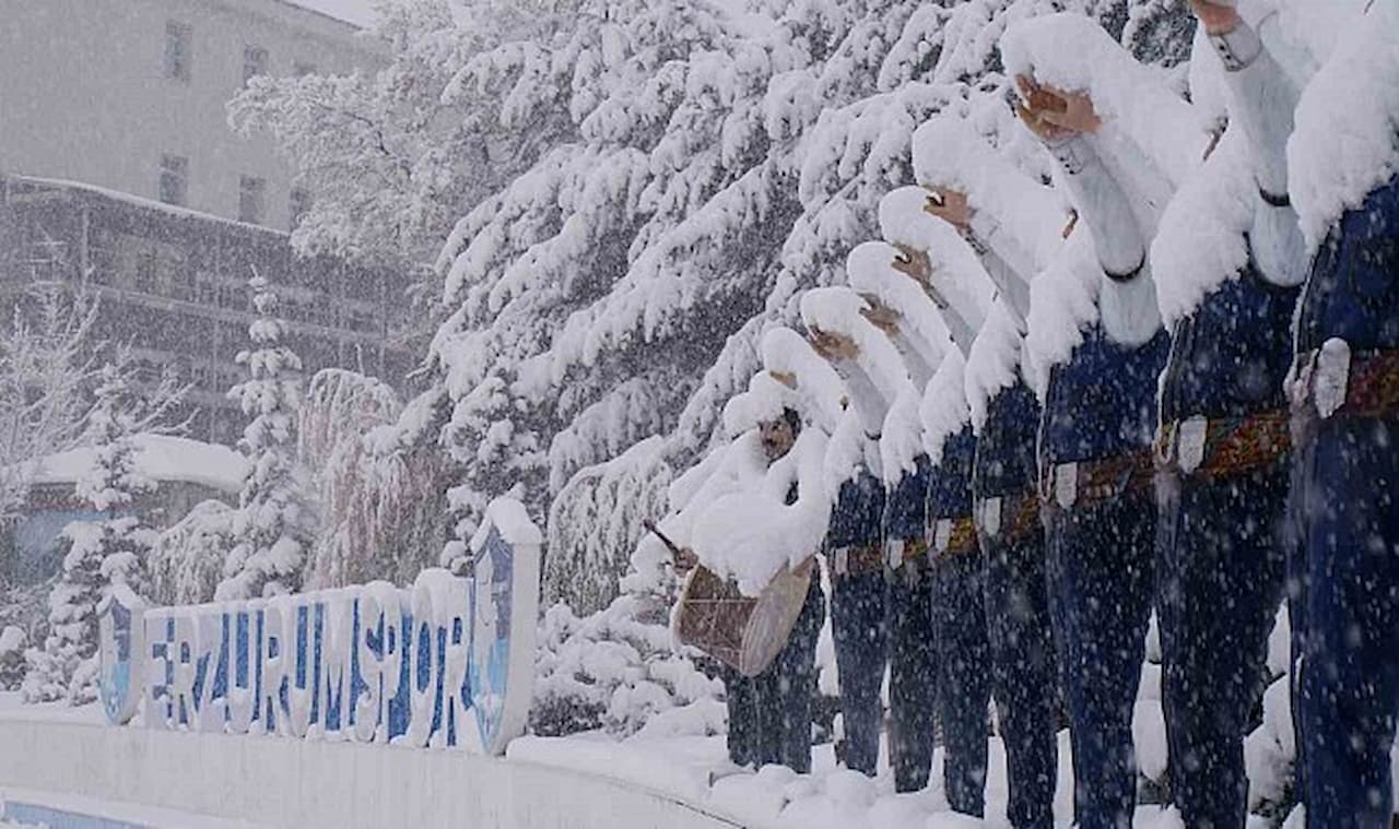 Erzurum ve Kars'ta Kar Yağışı Hayatı Olumsuz Etkiliyor