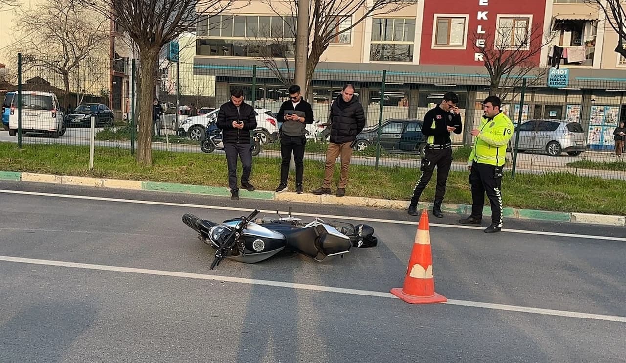 Bursa Gemlik'te Trafik Kazası: Genç Motosiklet Sürücüsü Ağır Yaralı