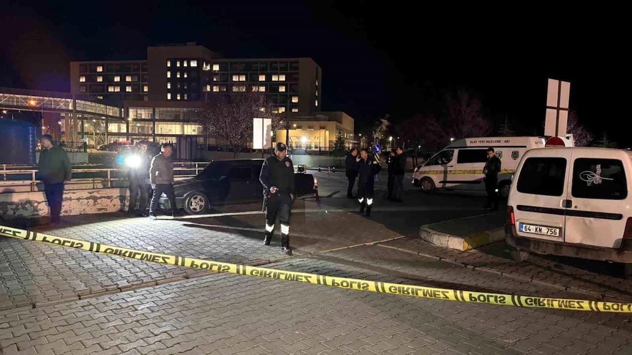 Uşak'ta Hastane Otoparkında Silahlı Çatışma: Ailevi Anlaşmazlık Kanlı Bitti