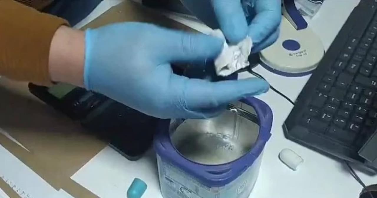 İzmir'de Bebek Maması Kutusundan Uyuşturucu Çıktı: Operasyonda Şüpheli Tutuklandı