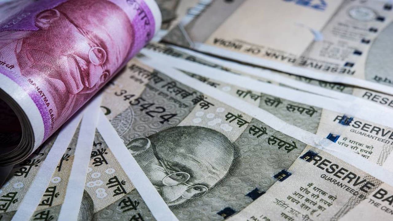Hindistan Rupisinin Rekor Düşüşü: Ekonomik Büyüme İle Dolar Talebinin Çatışması