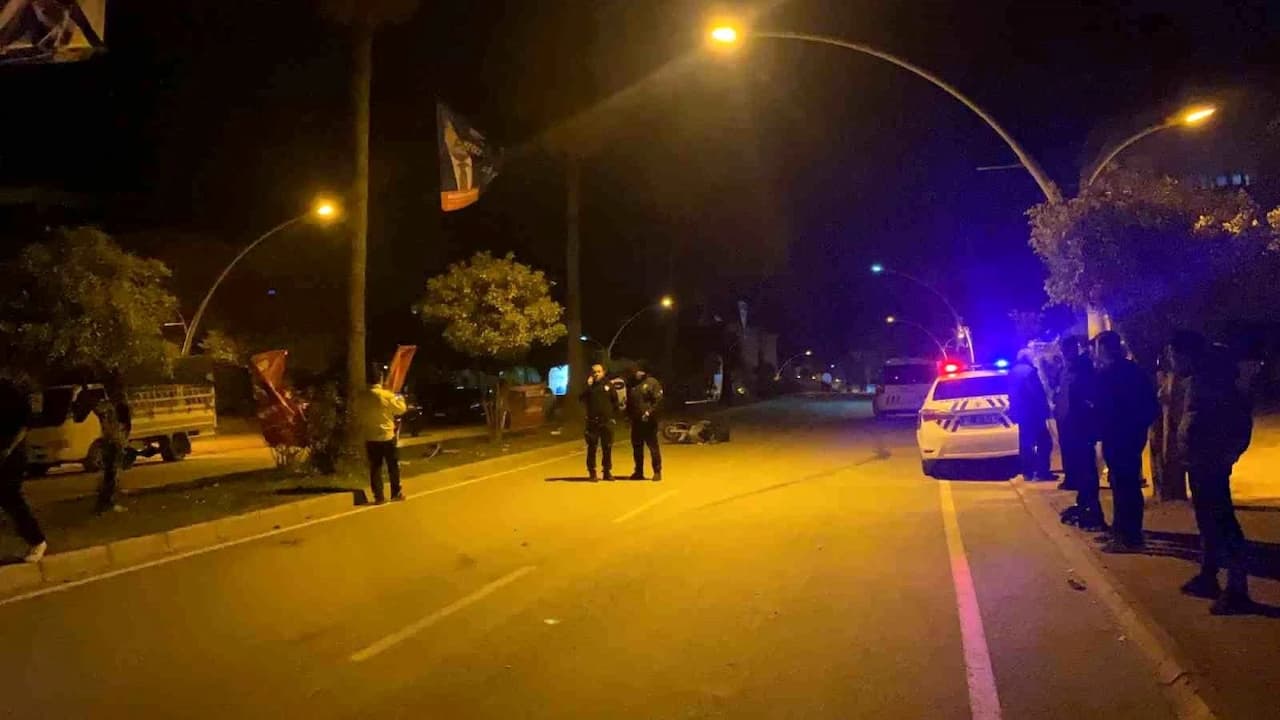 Antalya Gazipaşa'da Kurye ve Yaya Arasında Tehlikeli Çarpışma: İki Kişi Ağır Yaralı