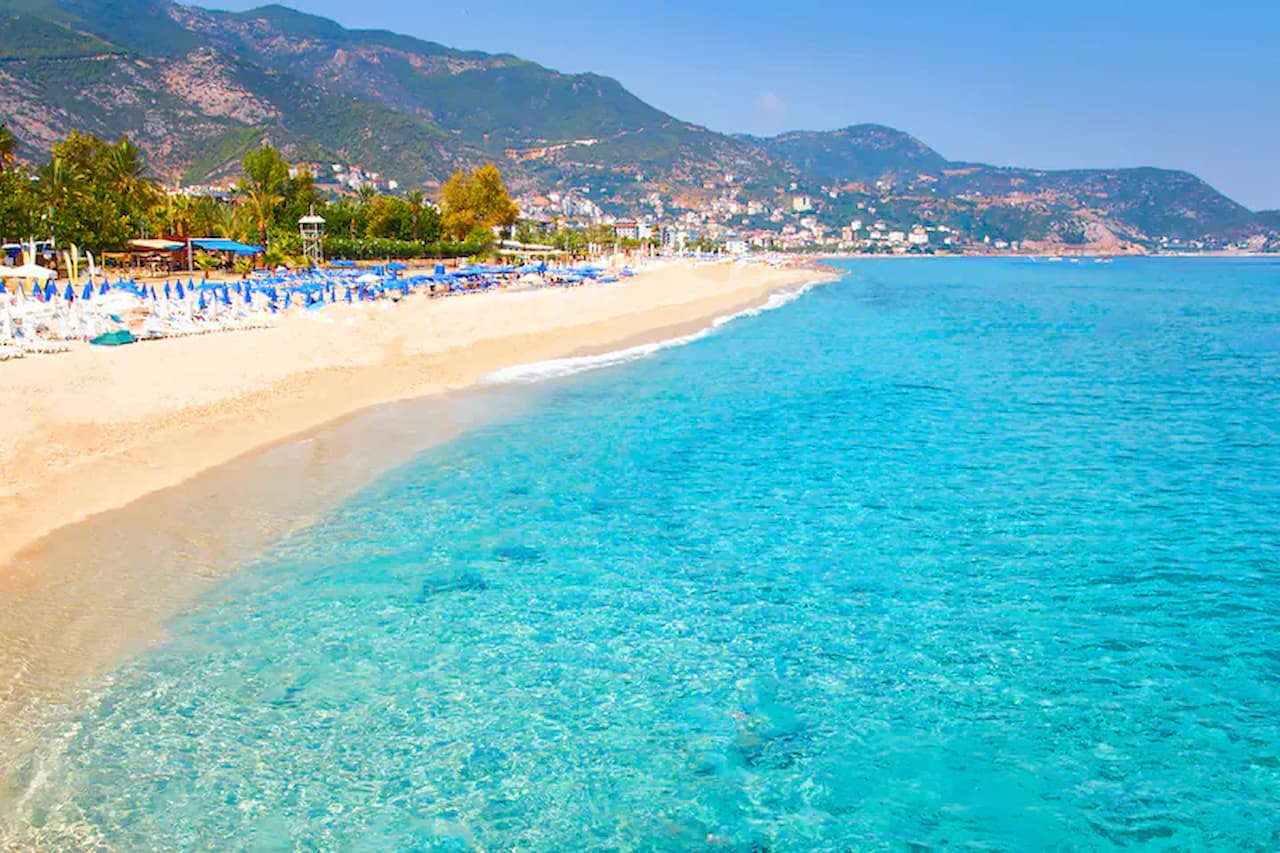 Alanya'nın Sahil Büfeleri Tek Tipleşiyor: 10 Yıllık Yenileme Protokolü İmzalandı