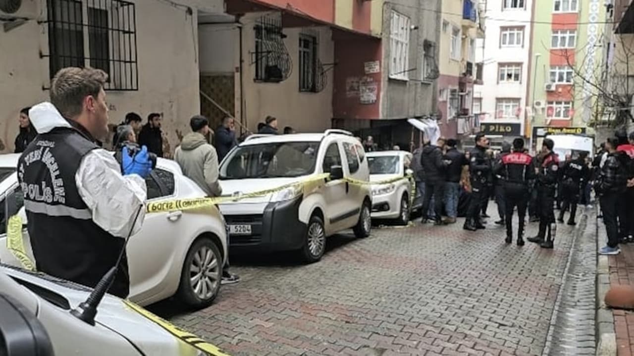 Cezaevinden İzinli Çıkan Bir Kişi Annesi ve Kız Kardeşini Öldürdü, Ardından Camide İntihar Etti