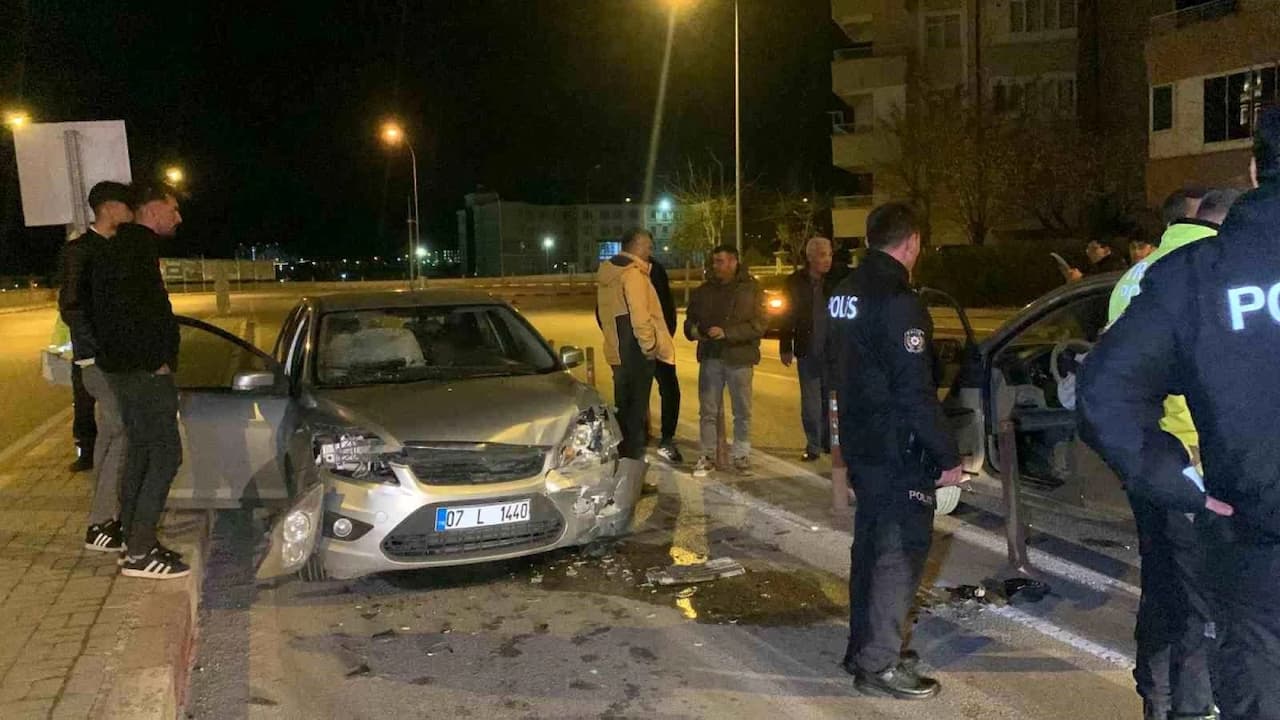 Karaman'da Üst Geçit Girişinde Meydana Gelen Çarpışma: İki Yaralı