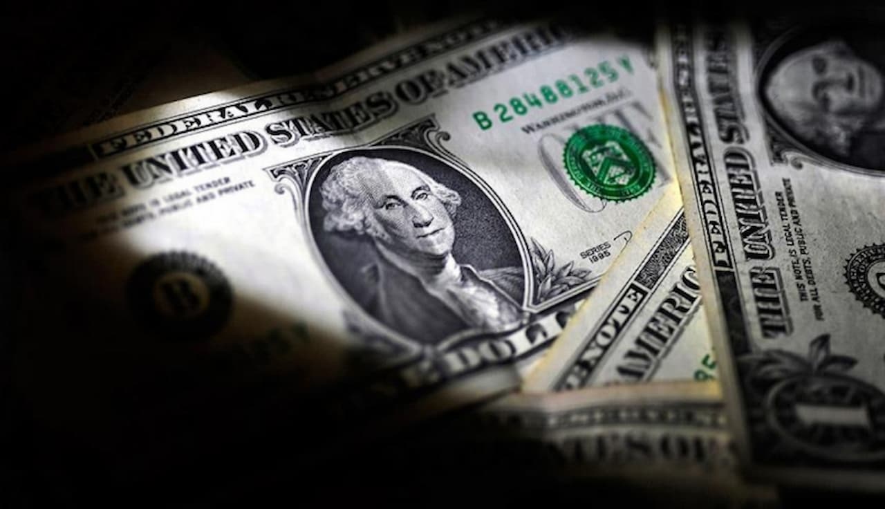 Dolar Fitch'e Aldırmadan 33 Lirayı Aştı! Vatandaş Döviz Almaktan Vazgeçmiyor
